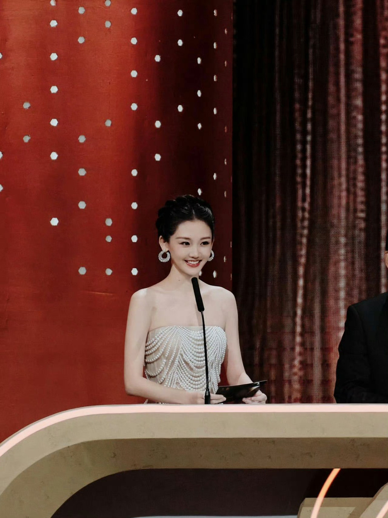 苗苗今年想复出拍戏搭档过的老演员转发动态时笑说：“这丫头终于要回来了？当年拍对手