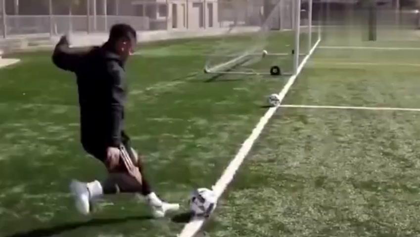 足球员受伤(救护员补一脚)_土豆视频