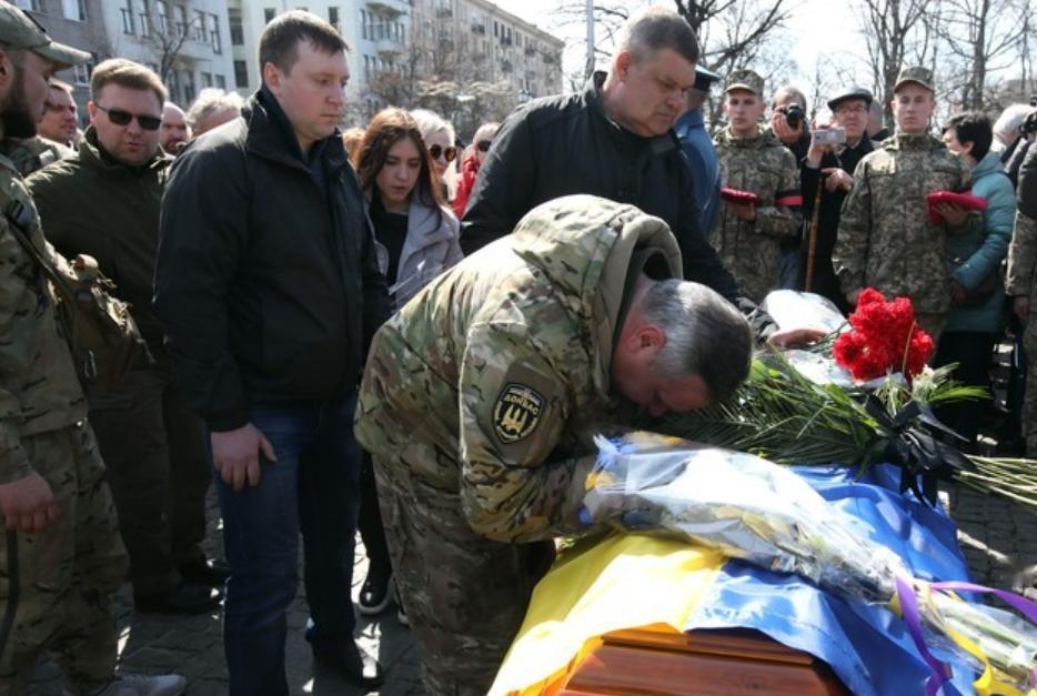 俄乌战场真相：当一万两千具遗体遇上两百具战争不仅是炮火的较量，更是信息的博弈。