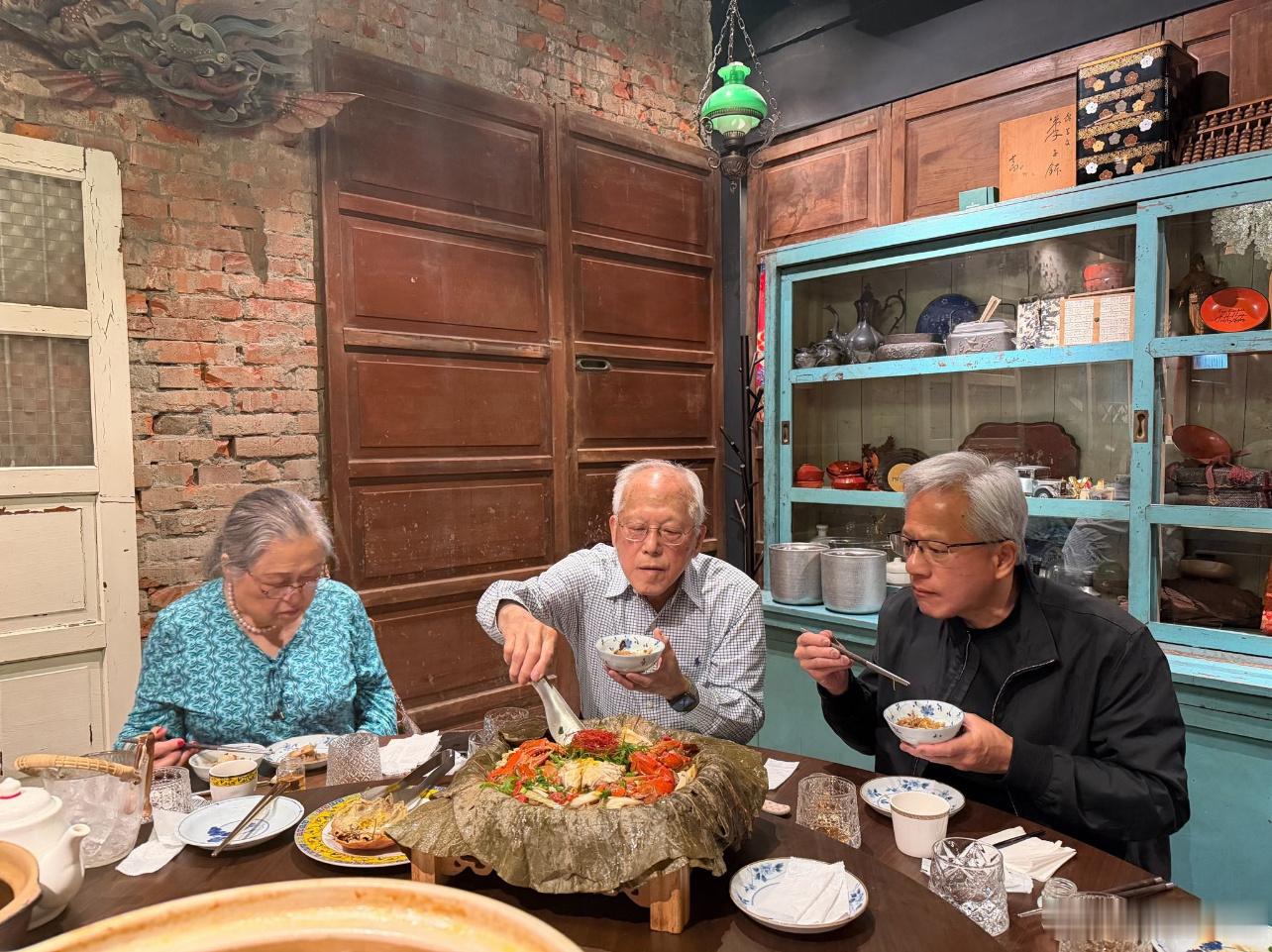 黄仁勋回到台北和年迈的父母聚餐合影！