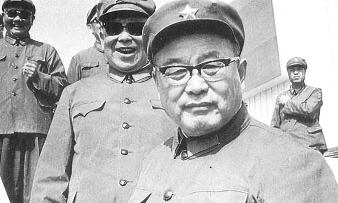 1972年，北京军区司令李德生少将接受命令，前去解救一位老战友。赶到一处幽暗的地