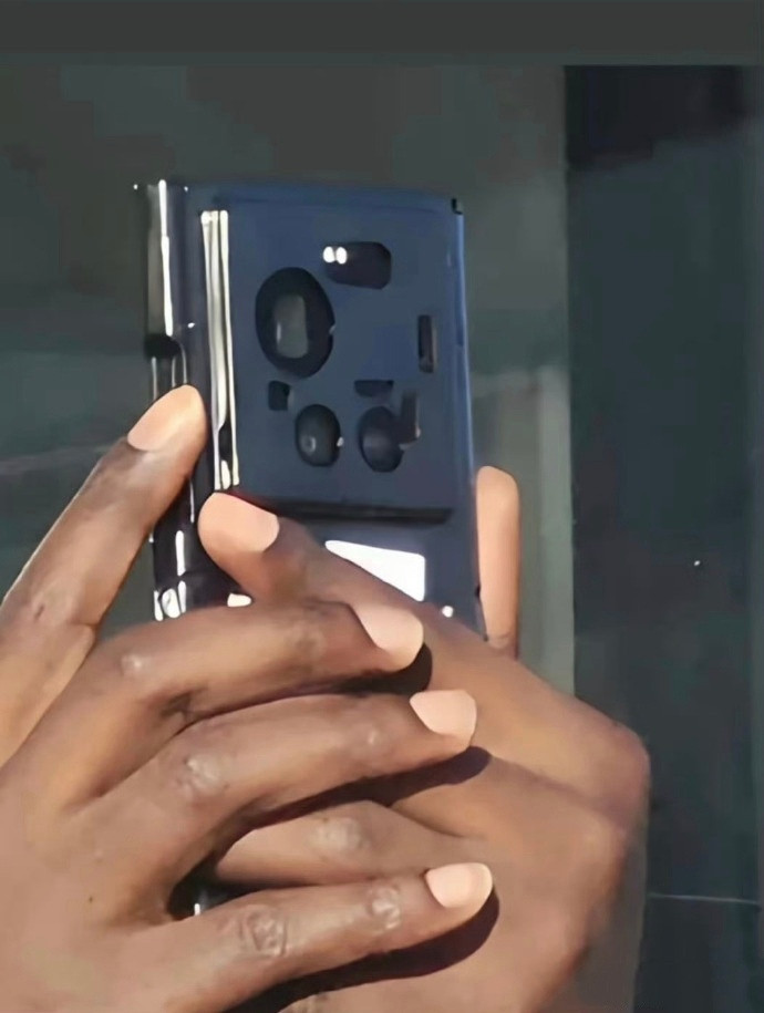 小米17Ultra又爆水管了从目前爆料信息来看，这代是三颗摄像头，但是长焦