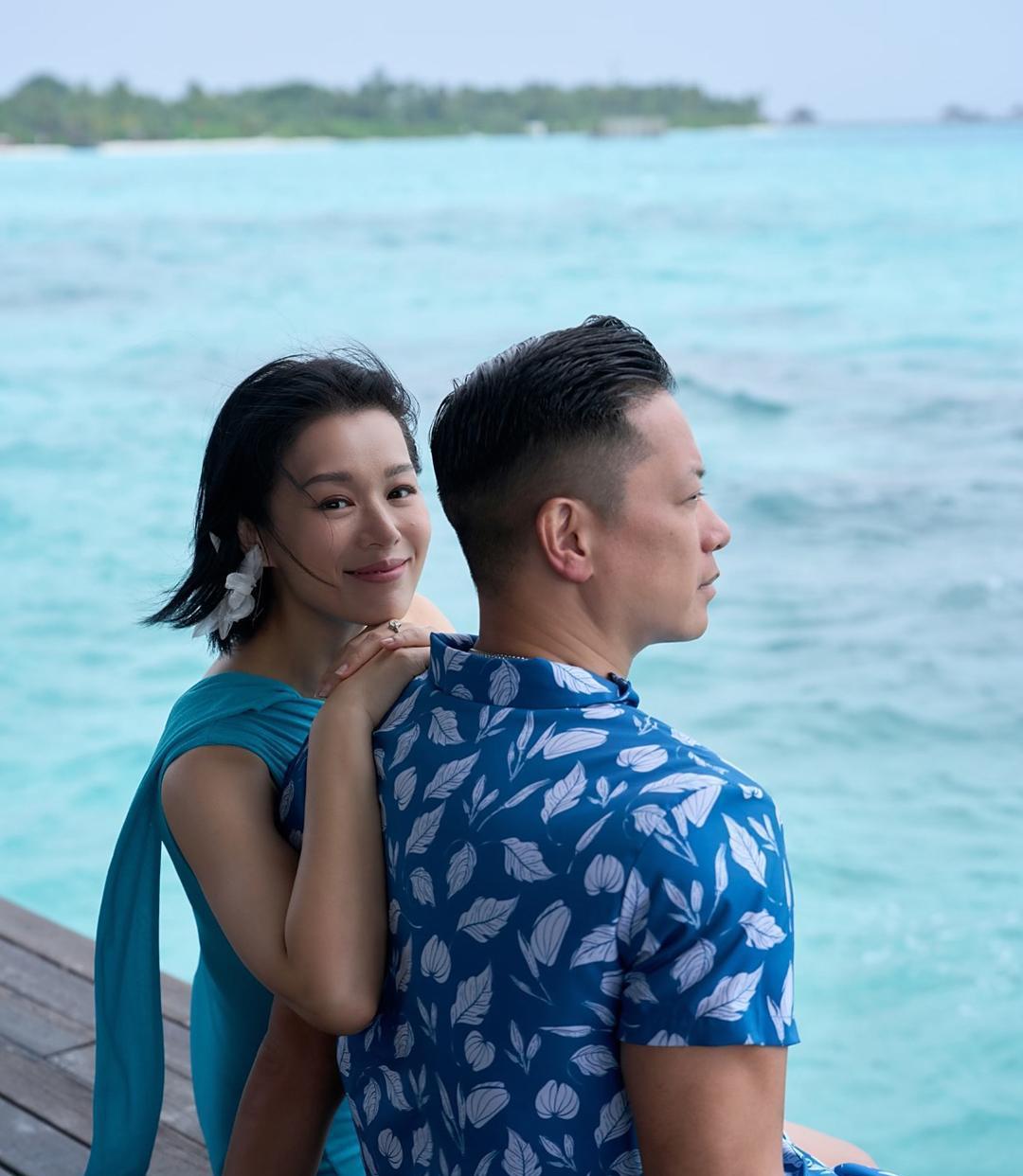 胡杏儿是冻龄女神吧！！看到她和老公带三个儿子去马尔代夫度假了，看起来好幸福啊，感