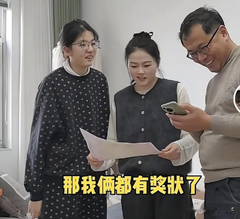 大艺妈妈出镜，颜值确实高，高马尾，头发又黑又多，脸庞也小，穿的衣服比女儿还俏皮