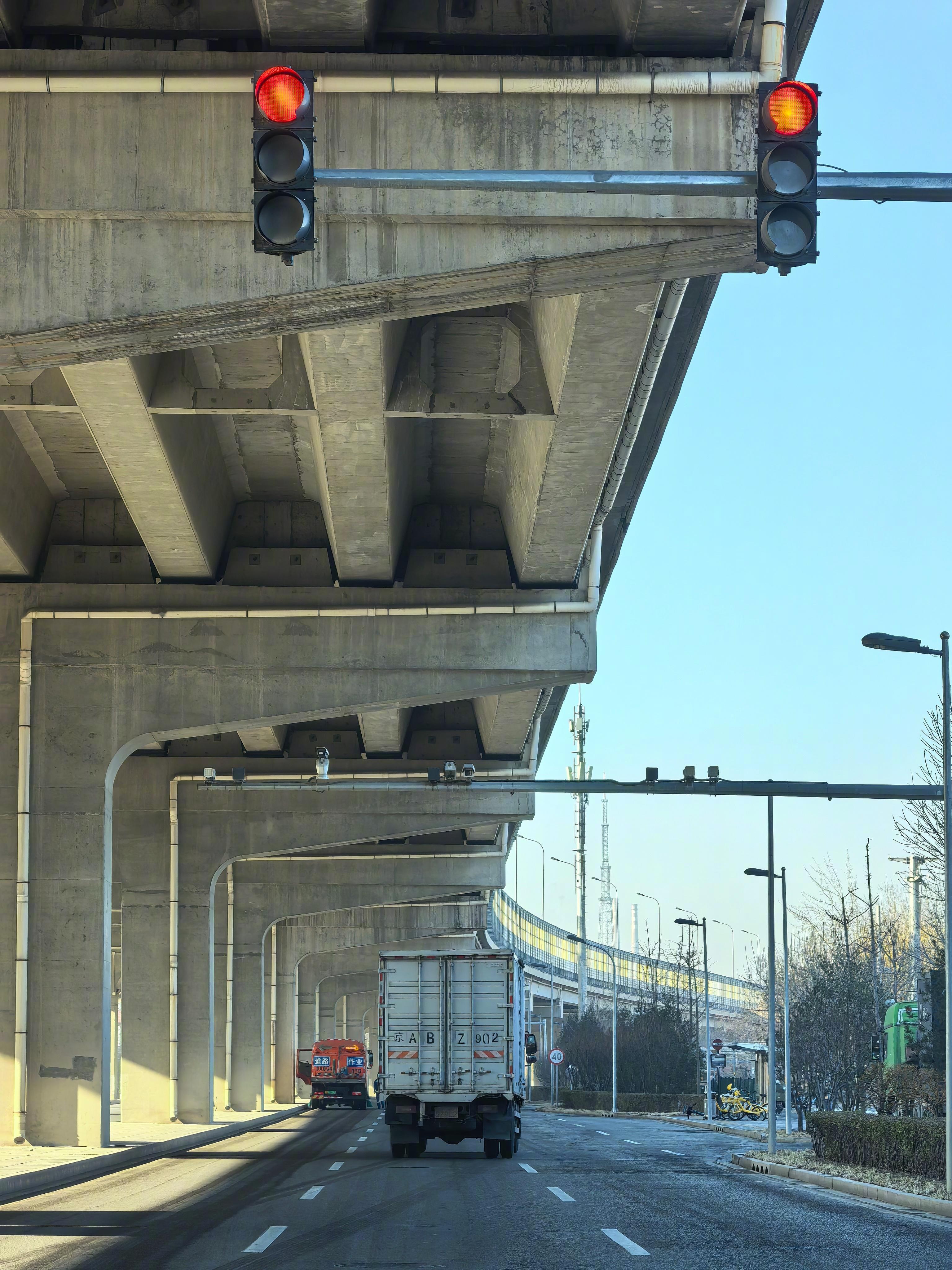 这卡车明目张胆污损车牌+闯红灯啊。时间今天10点30分左右，位置及车牌图里有。