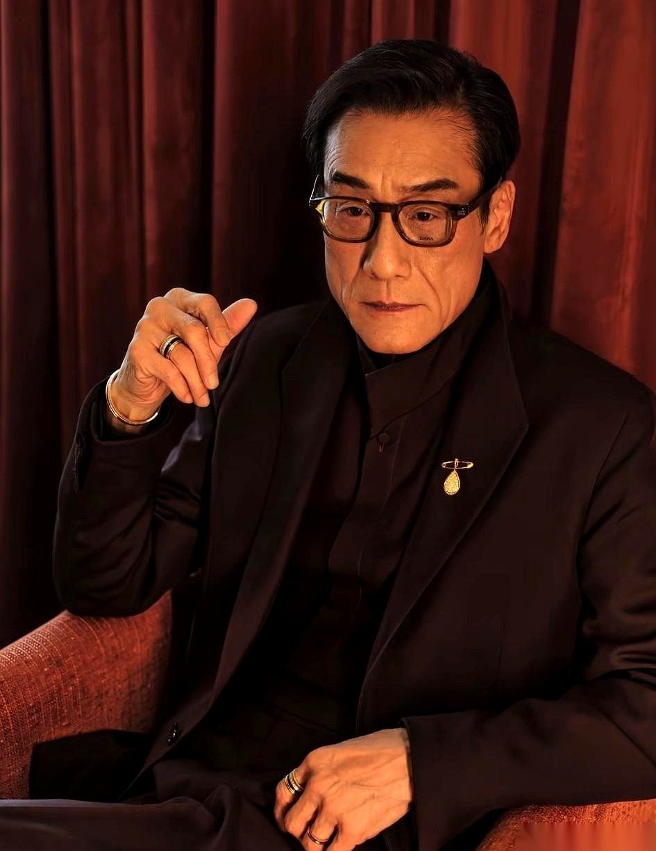 梁家辉，出道就拿影帝的男人，居然在片场被导演“修理”到怀疑人生。而且，只用了一句话，就狠狠击碎了他两