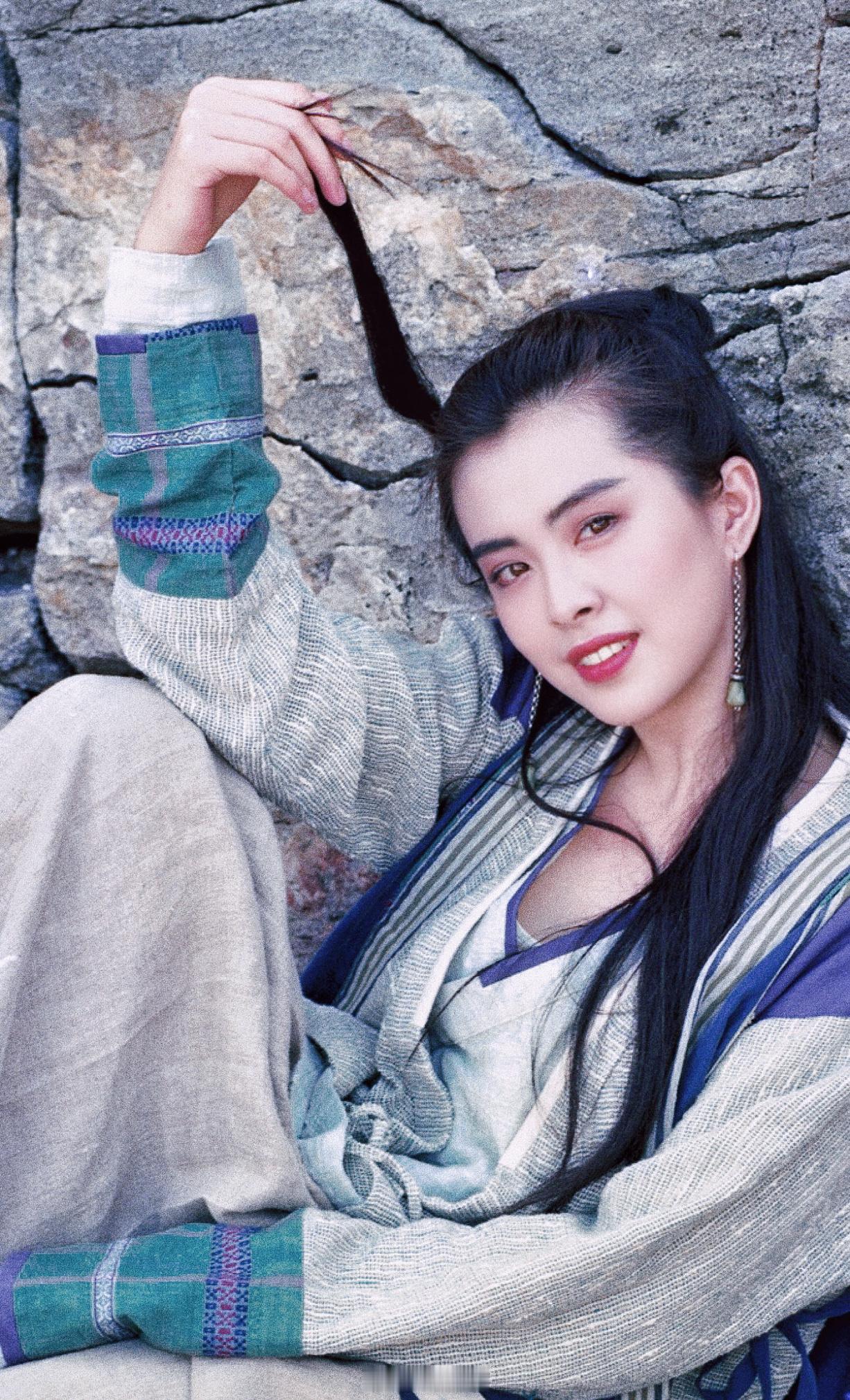 王祖贤搭乘花絮去幕后俏皮萌趣的小蝶姑娘，甜甜的武林校花，长发丝滑飘曳的