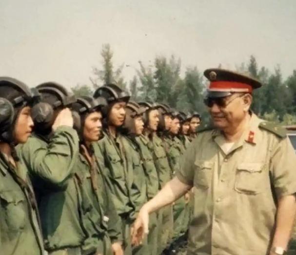 1982年，开国少将尤太忠视察部队，见一副团长好生眼熟，暗骂一句大事不好，立刻打