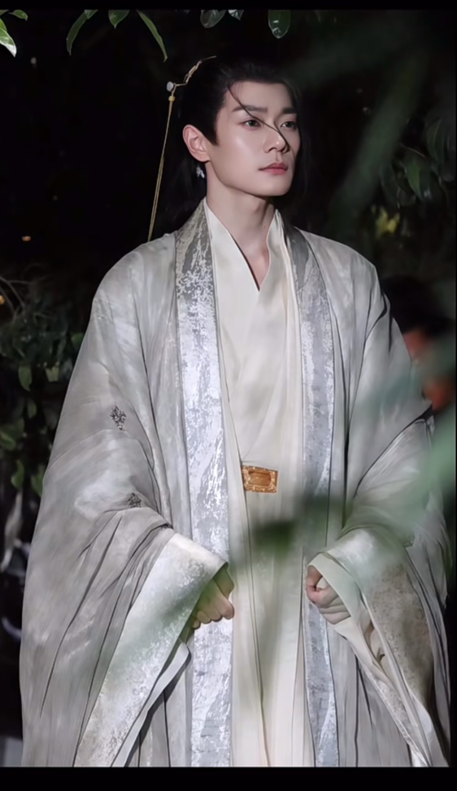 幸亏曹骏本身眉眼好看，不然谁受的了于妈给弄的这种男宠头和没有腰身的宽大古装​​