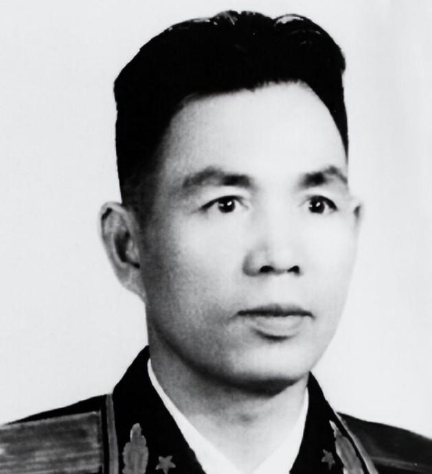 1999年，丁盛将军逝世，上级规定不准称呼他为“同志”“老红军”“老八路”。然而