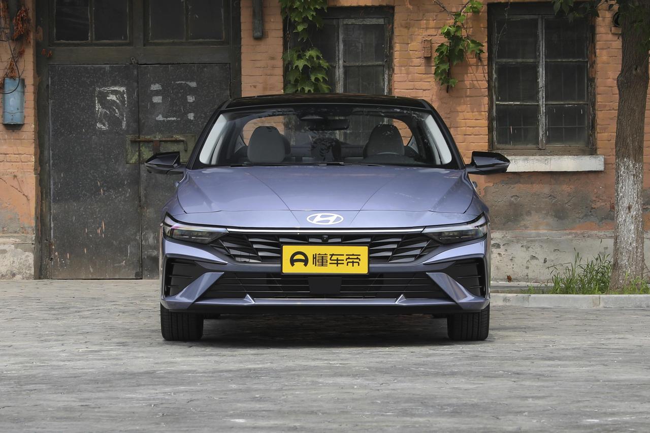 第七代伊兰特来了，很多人一看到前脸那块“宝石格栅”，以为又是糊弄人的灯带堆砌。其