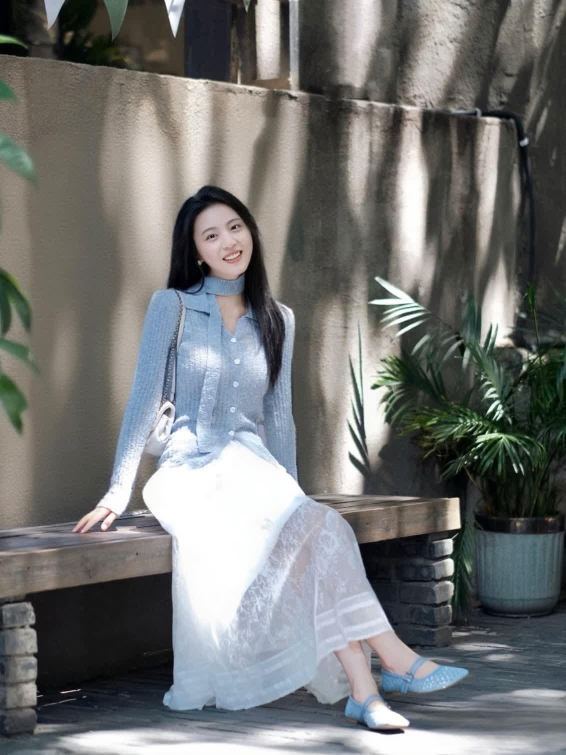 自己爱自己，比谁爱你都靠谱，忘记年龄，讨好自己，用自己喜欢的方式去生活，简单点，