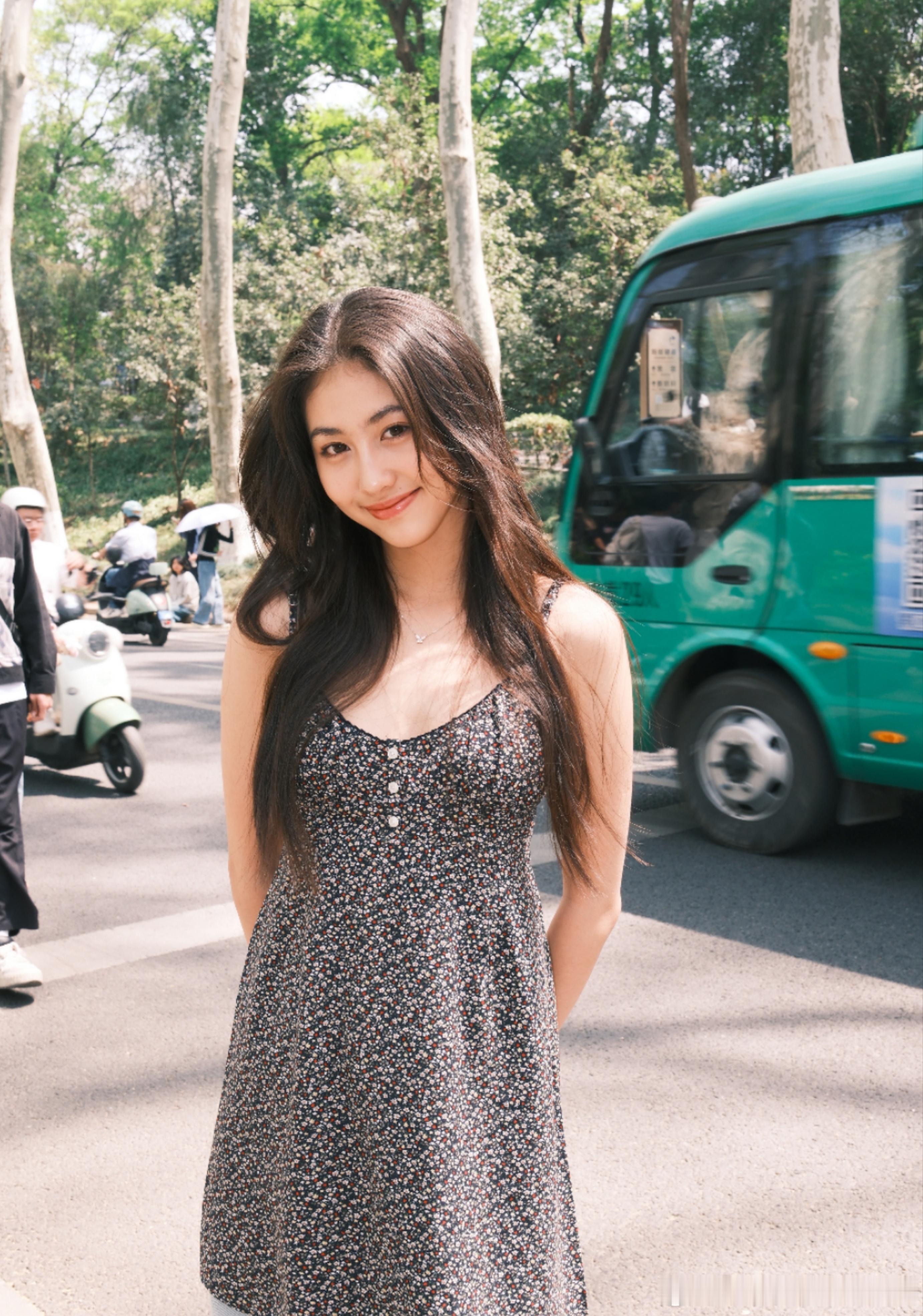 爱笑的女孩儿运气不会太差，做自己就好。​​​