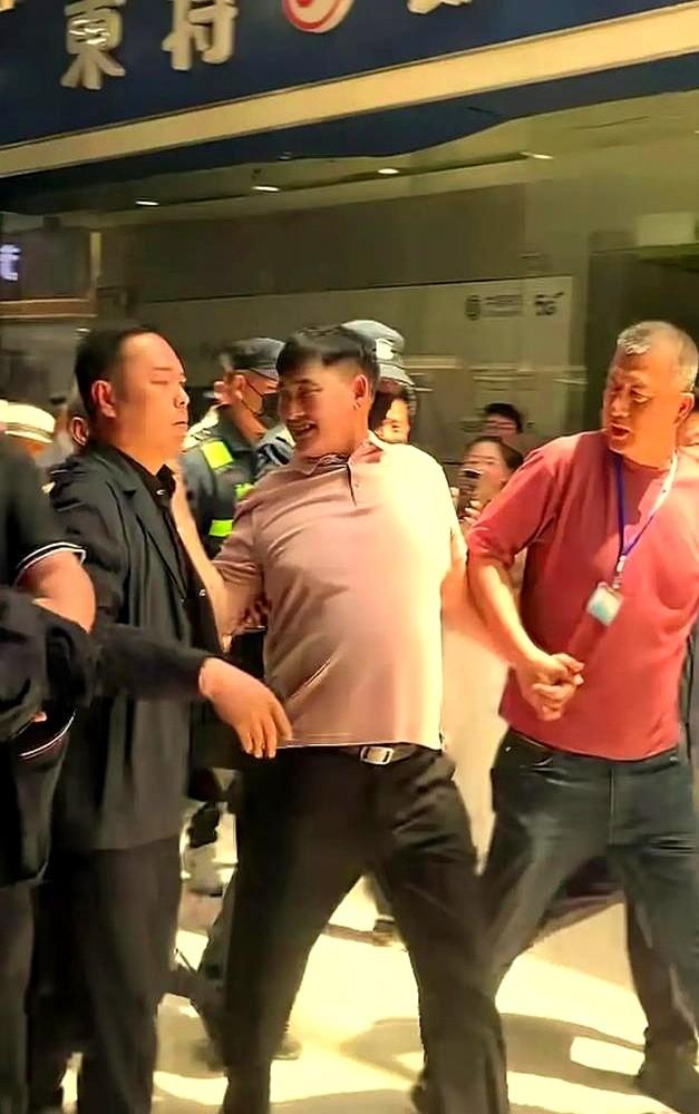 青岛演唱会这事儿，真是把人看懵了。朱之文唱完三首歌，直接被安保左右夹住，像押