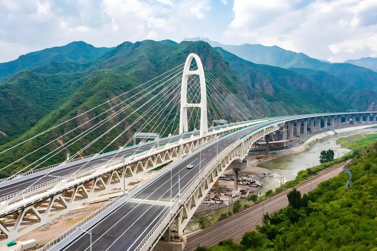 八车道大桥真能让跨城通勤更容易吗？拿武汉汉南长江大桥和湖南G4京港澳高速长株扩容