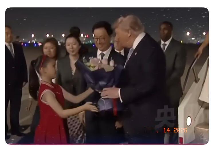 在今晚的迎接仪式中最令我感动的不是整齐划一的仪仗队也不是现场热情的欢迎人群，