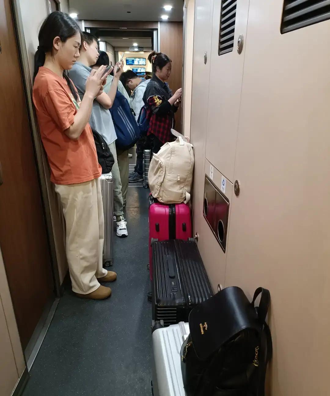 女生小满花377块抢到高铁无座票，站了快四小时到，老公提前买的绿皮硬座只要98块