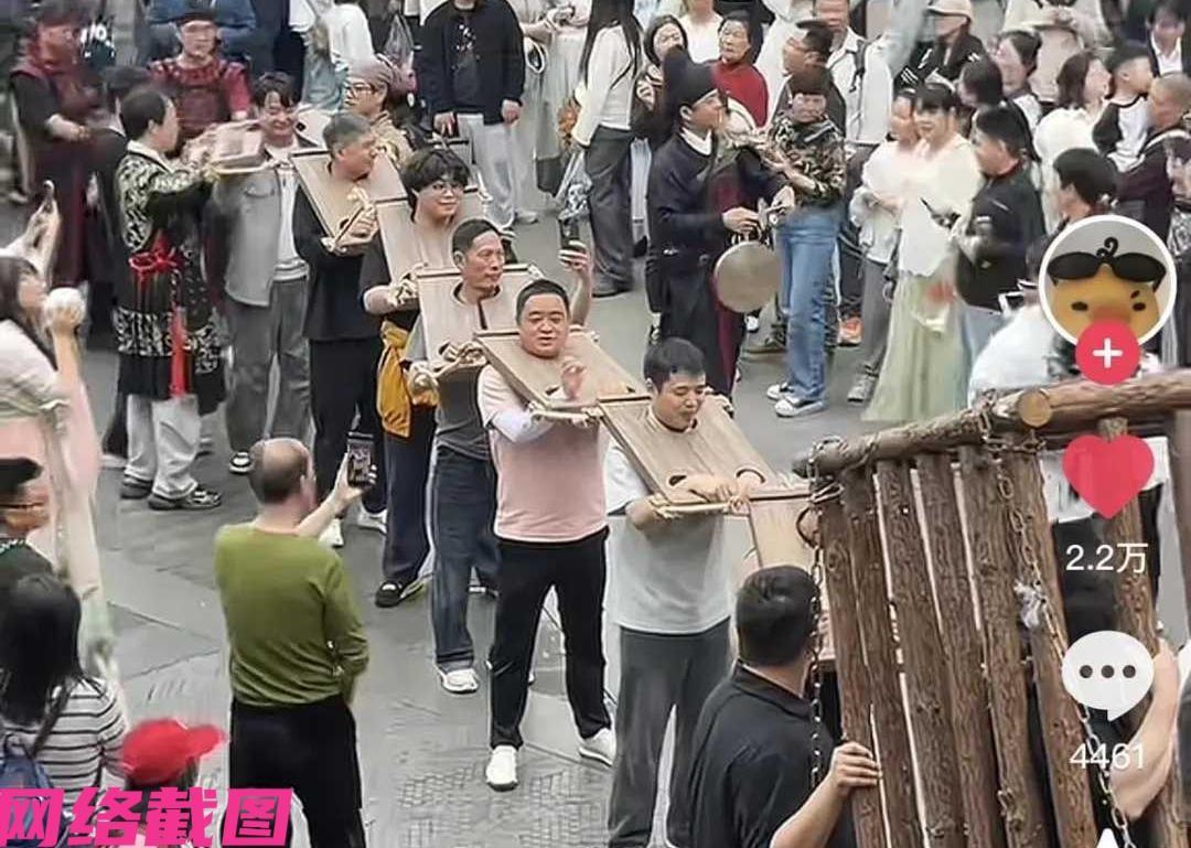 杭州宋城景区内，有推出让游客体验坐囚车戴罪枷游街的互动活动，因而也让一些众人觉得