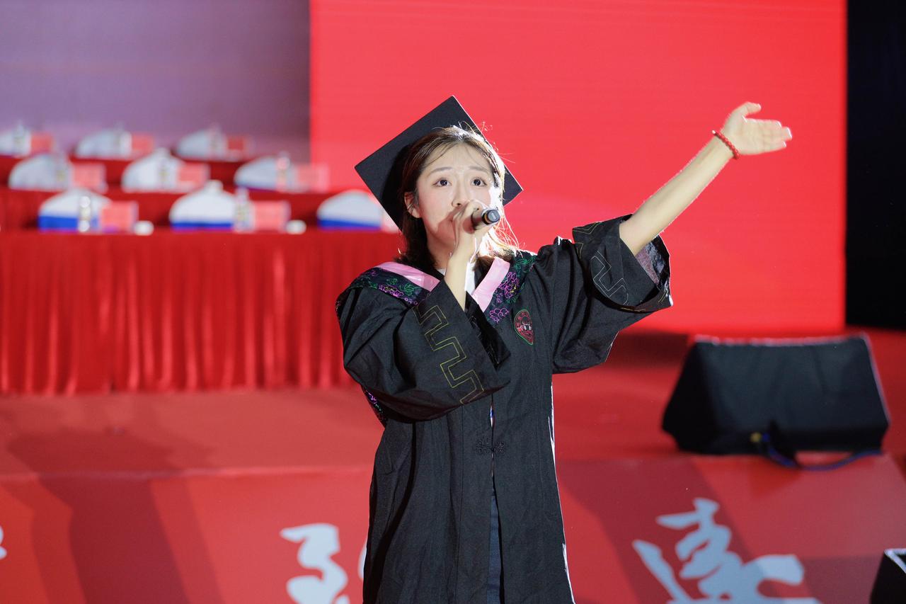 意外的分红昨天晚上，我的支付宝收到了一笔转账，一千多块钱，这是谁转给我的呢？