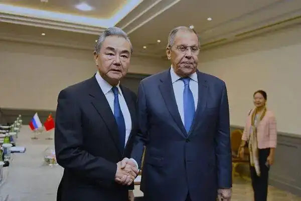 拉夫罗夫拿出一份重量级调查报告，郑重交到王毅手上，想请中方还俄罗斯一个清白这份报告，矛头直指2022