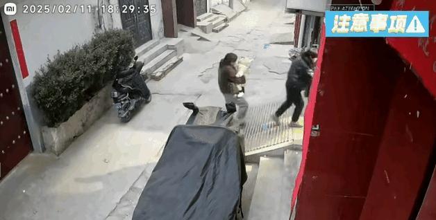 “活该！”农村一户人家为了方便自己在门前修了一个占了半个道路的坡，没曾想儿媳抱着