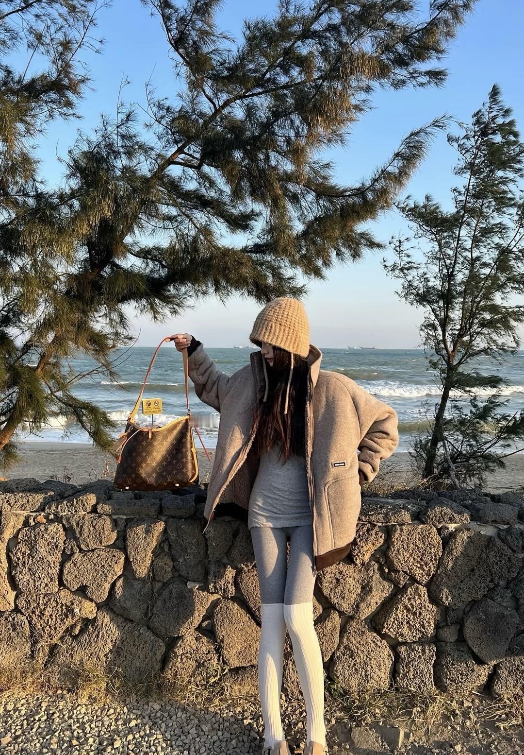 海边的观光车停靠点，享受悠闲时光🌊🚌女生如何穿搭看起来时尚更有品味呢女生的