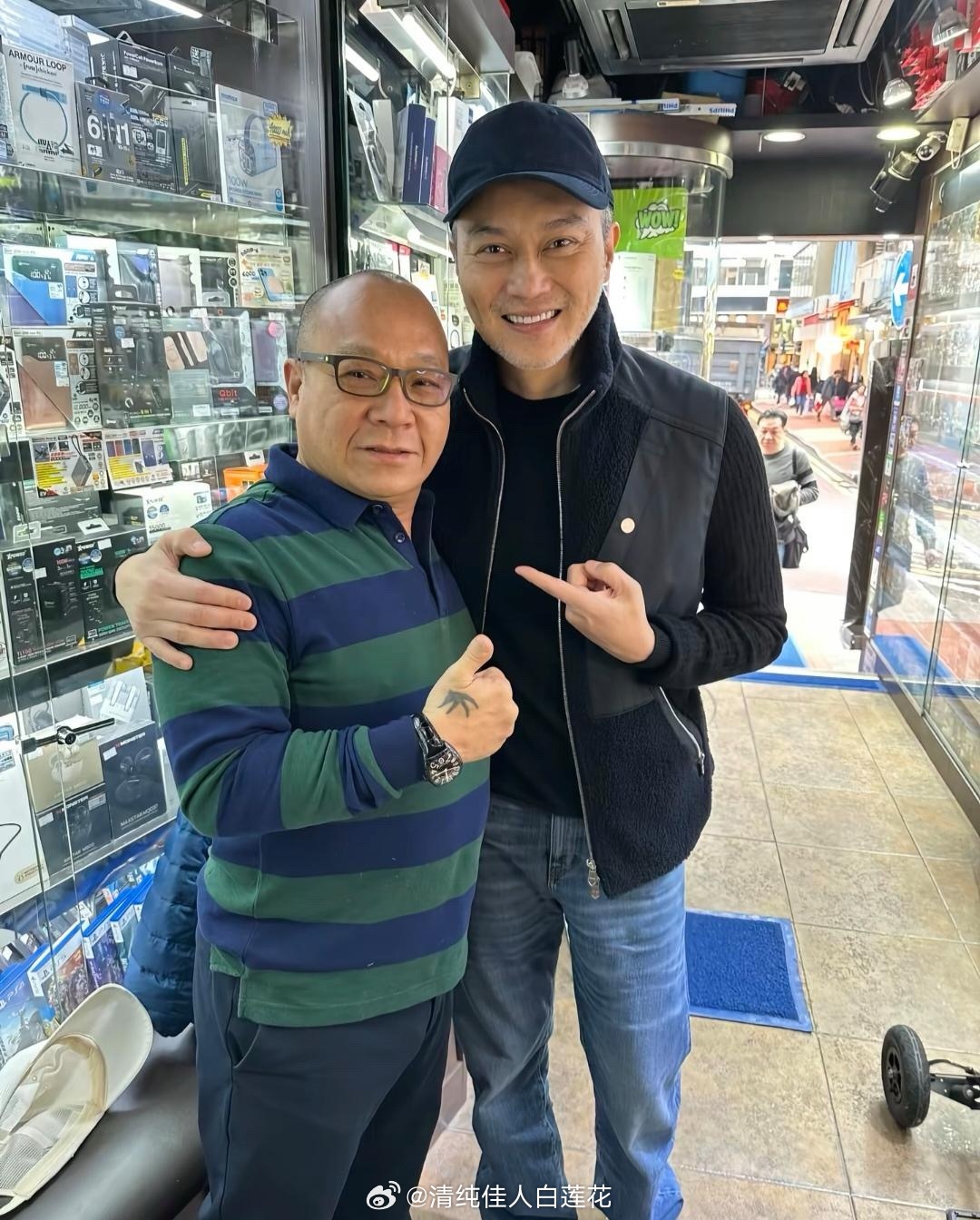 张智霖和老婆袁咏仪在香港逛商店被偶遇，他的面容沧桑，双鬓和胡须花白，看起来苍老了