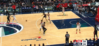 瀚森生气了吉尔这个防守明显是看菜下饭想欺负瀚森啊……三分线上动作这么大动作去