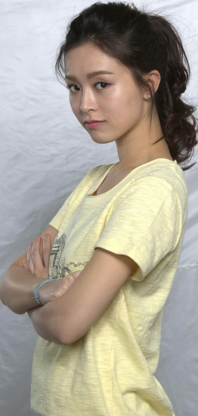 文咏珊的淡妆居然有种不费吹灰之力的美感，当年还是很流行自然肤色的