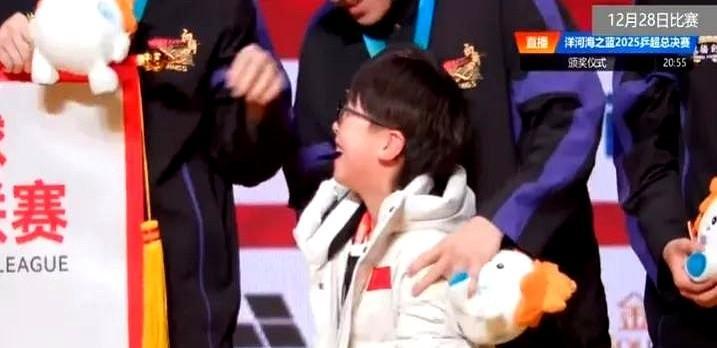 杭州亚运三金王，杀神般的王楚钦，昨天盯着梁靖崑儿子“凉皮”的眼神，纯粹得让人心颤