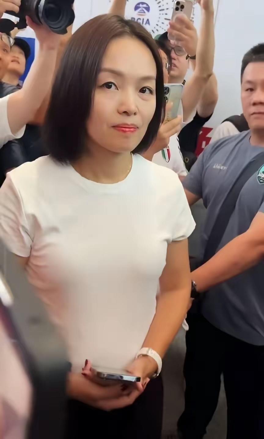 中国足球小将的冠军奖杯回国了。但关于这件事，我发现了三个让人泪崩的细节：​第一