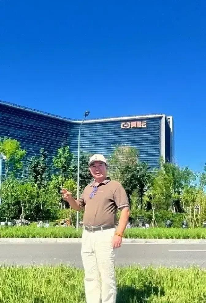 郭赋林把小时候乱画的本子翻出来，纸都脆了，铅笔道儿却还黑得嚣张。他说那会儿没人