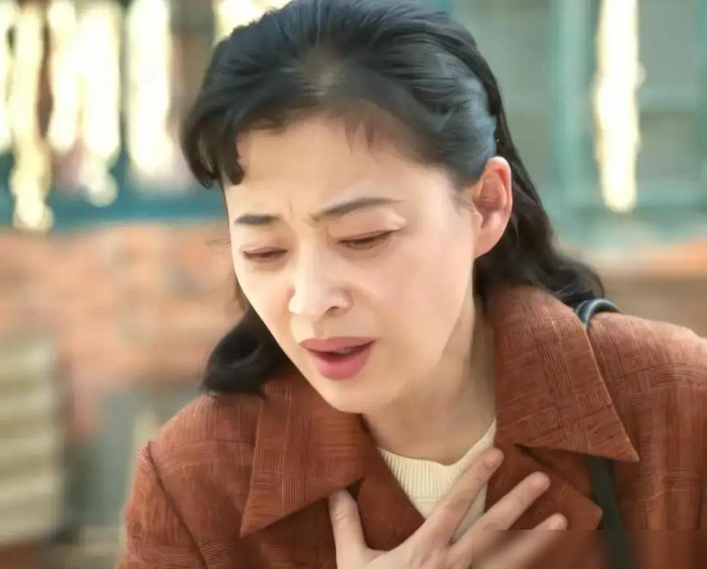 梅婷这回彻底疯了，她竟然假装孕吐，还亲手砸掉铁饭碗替继女养私生子。继女庄好