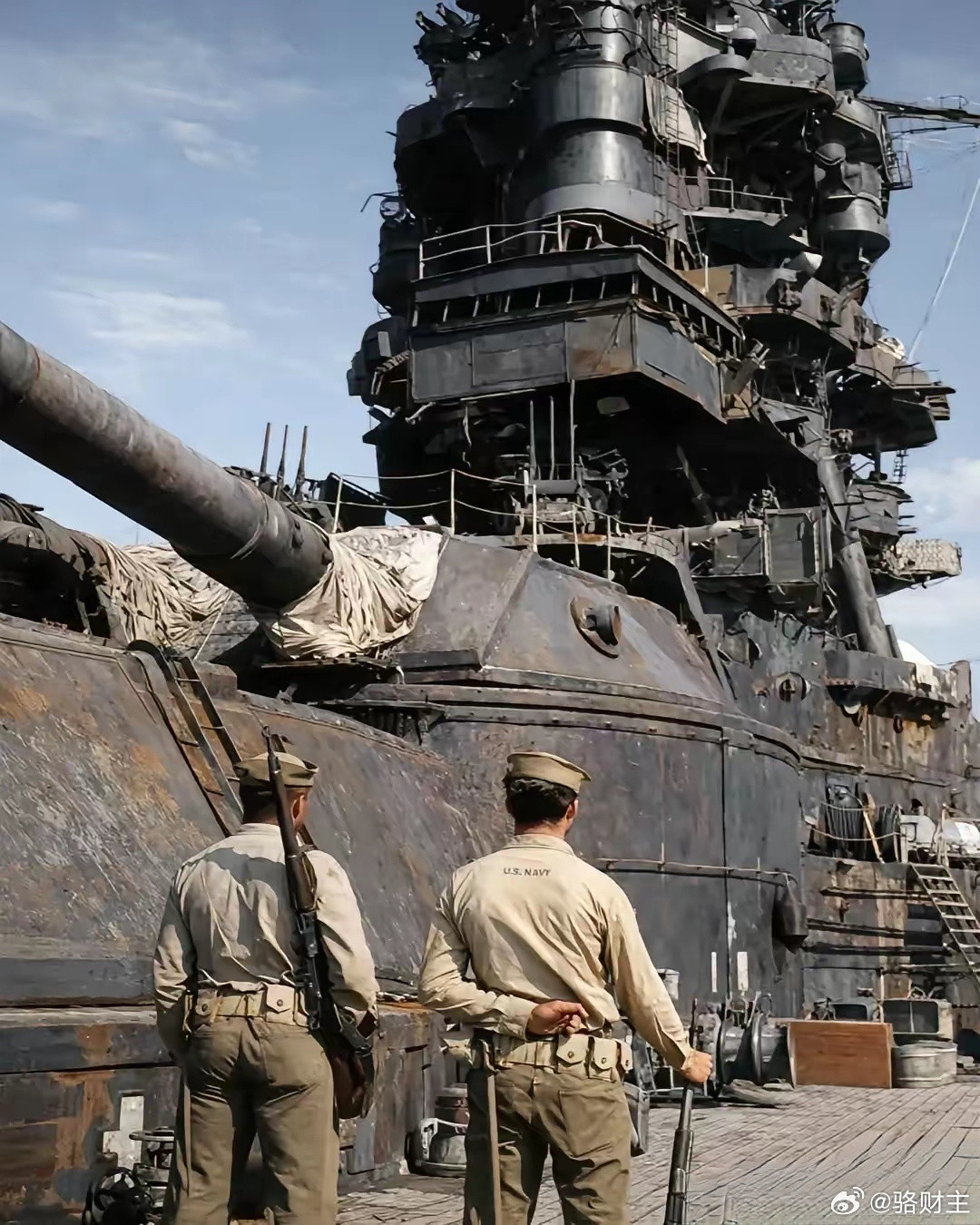 这张照片拍摄于1945年8月日本投降后不久，画面是美国海军士兵看守日本战列舰“长