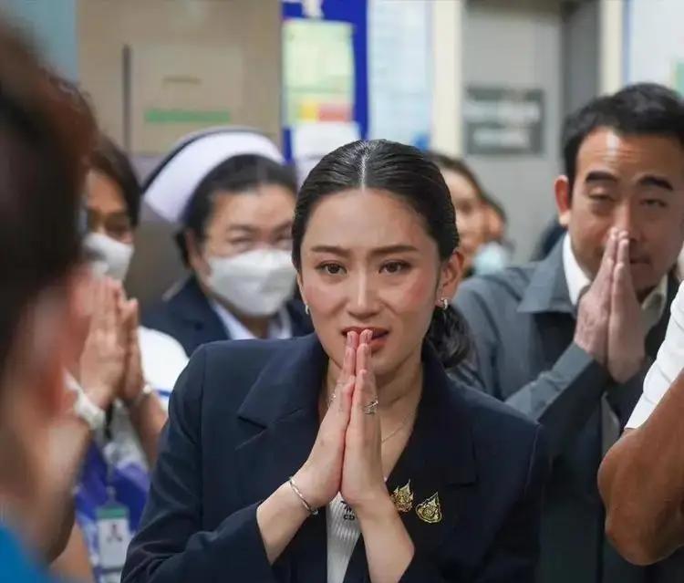 佩通坦出手惩治内奸了！在被泰国宪法法院解职总理一职以后，佩通坦依旧担任为泰党党