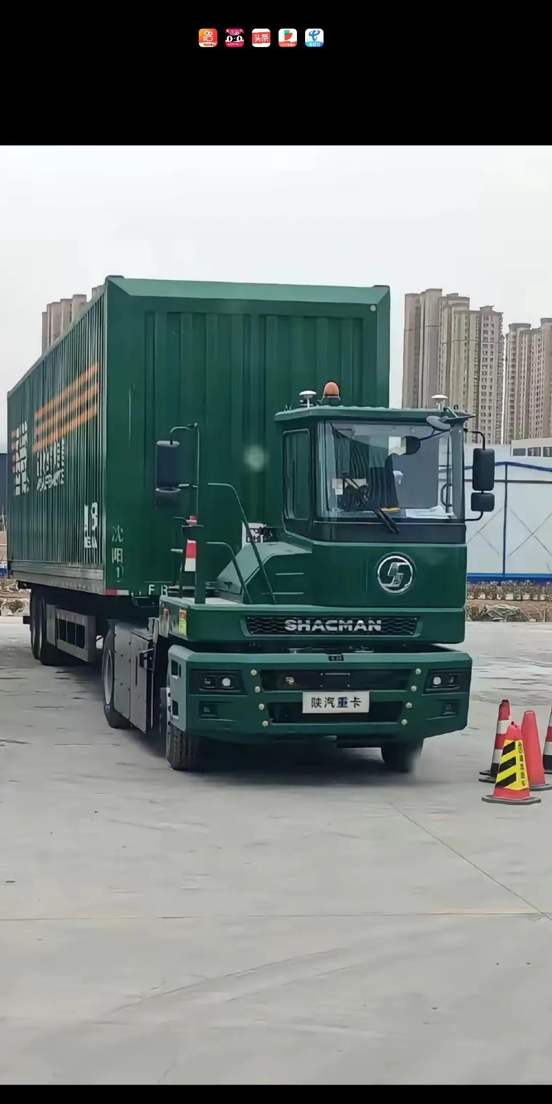这车大家见过吗？老铁们。真是设计把驾驶室减少一半，而且只有一个驾驶位了。没了付驾