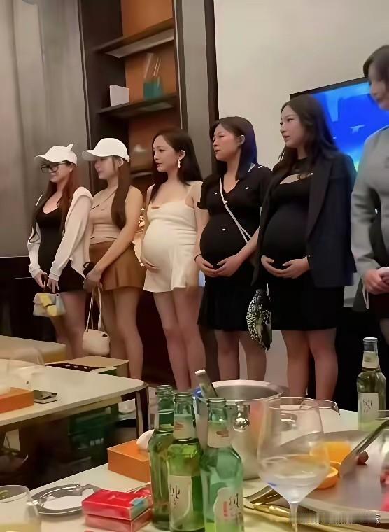 一群孕妇齐聚引发猜想：几位孕妈齐聚KTV被拍，引发不少网友疑惑。怀孕期间本就需小