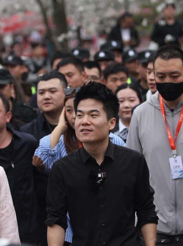 他将商业带货披上文化外衣，精准击中大众对“诗意”的渴望，但这本质是营销话术而非文