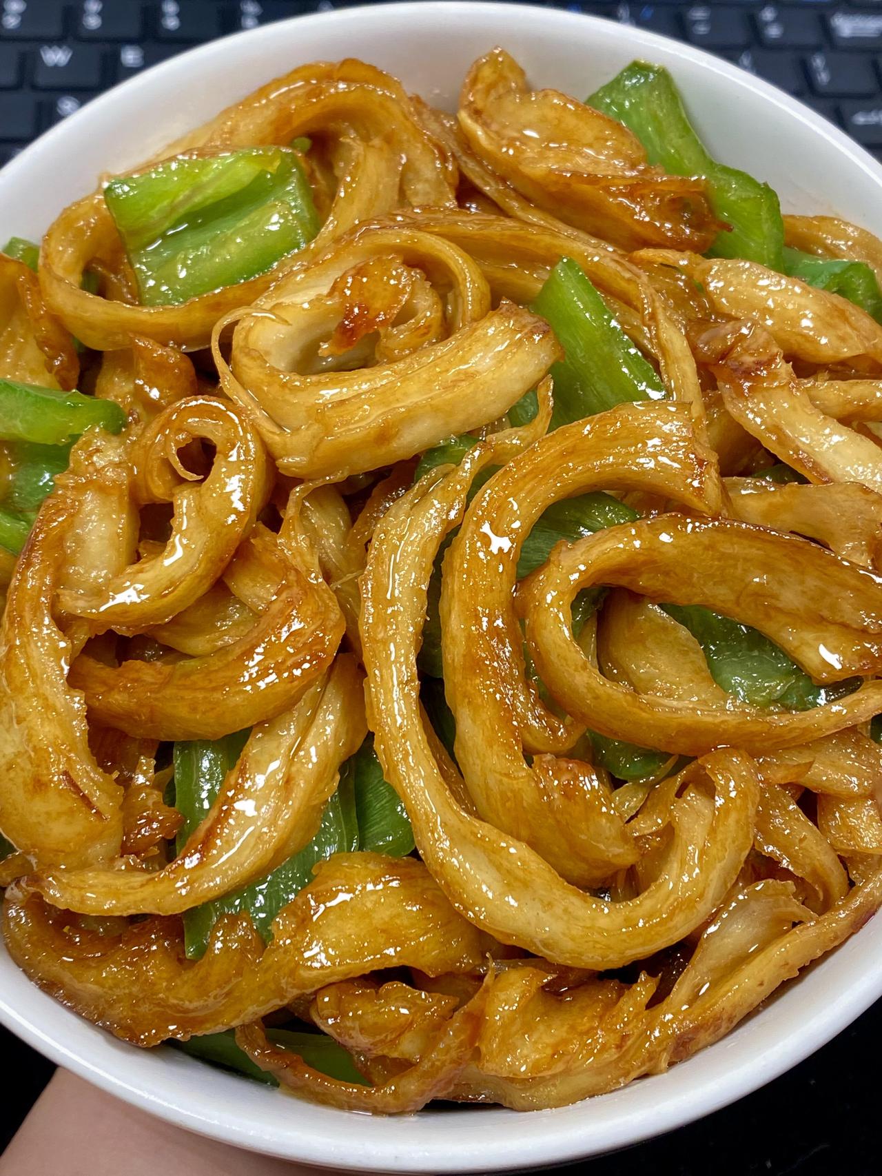 谁懂啊！我妈做的青椒炒肉真的封神了，好吃到连干3碗米饭！🍚这道菜到底是谁