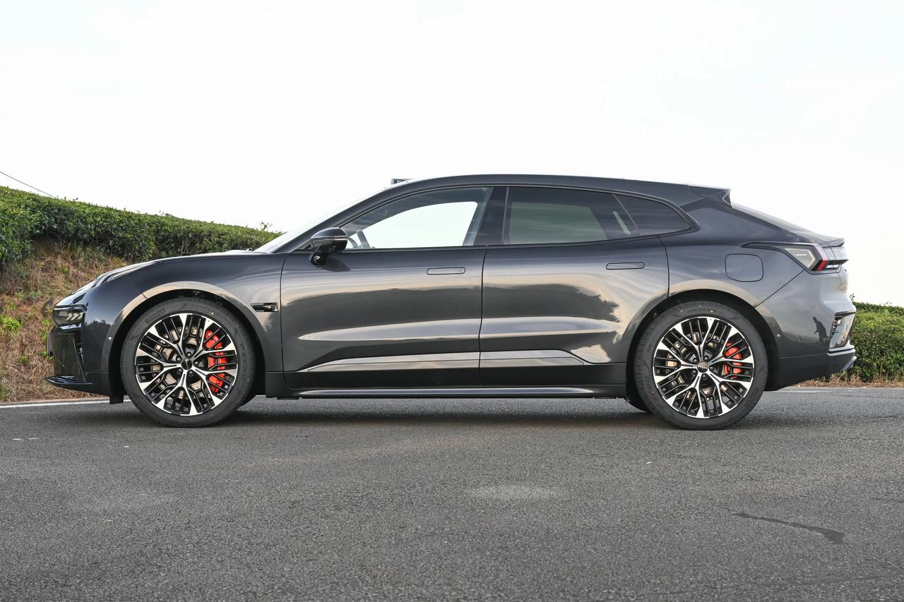 在情理之中，两家都是有头有脸的公司，大过年的不闹了，一审开庭前达成和解，对双方都