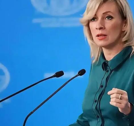 最近看日本政府的操作，真是堪称“嘴上风平浪静，脚下慌得一批”。首相和外相摆出