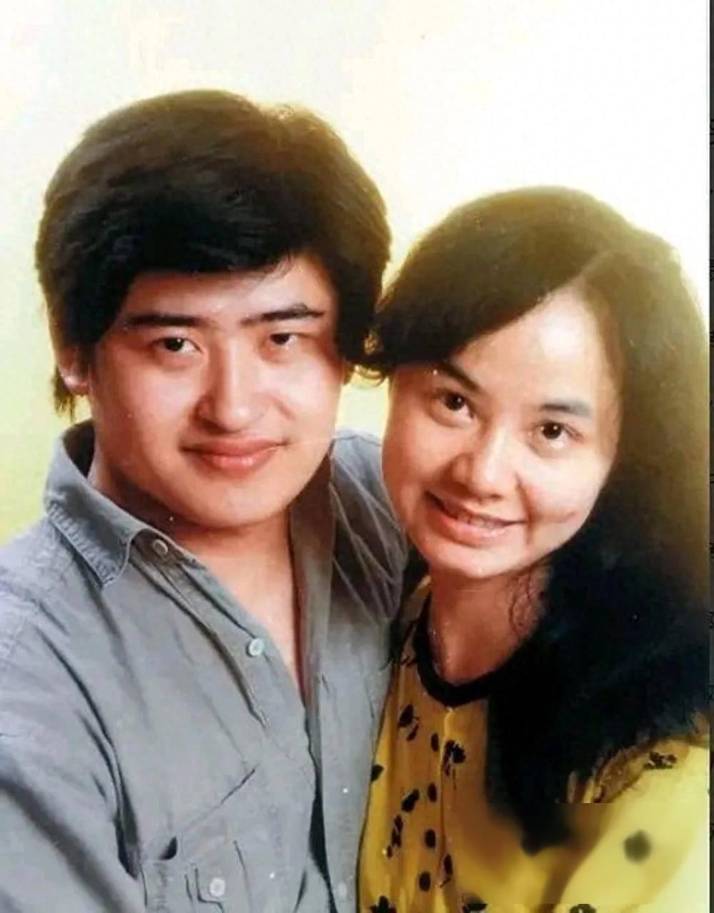 1987年，刘欢对主持人卢璐一见钟情，认识9天后就求婚成功。去民政局登记时，工作