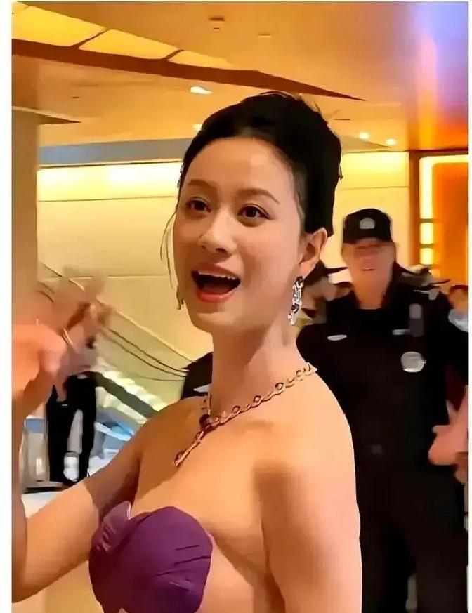 衣服是给人穿的，这是个铁律。但现在很多设计，好像把这个忘了。只管造型炫不炫