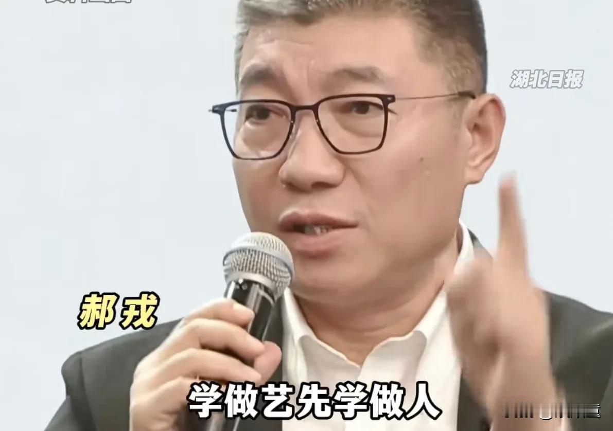 人生如戏，全靠演技！作为中央戏剧学院的院长，郝戎的演技了得！毕竟他可是说过:
