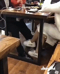 搞笑GIF: 老板有人来砸场子了, 是个女的, 砸完场子甚至还卖萌