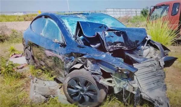 【特斯拉坠落20米陡坡车主顺利逃生】近日，一位特斯拉ModelY车主分享了一场