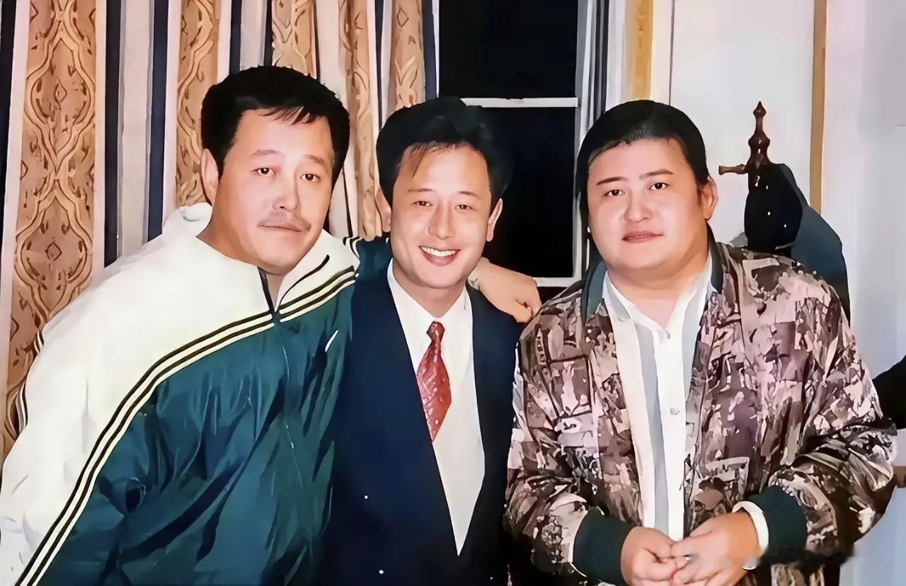 那时的刘欢虽然没留长发，但是一眼就能看出是他，刘欢结婚前身材也很好，据说是妻子卢