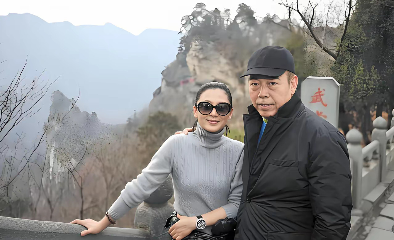 著名导演陈凯歌携爱妻陈红在五一假期游山玩水的画面好温馨！​身着一件灰色高领线衣的