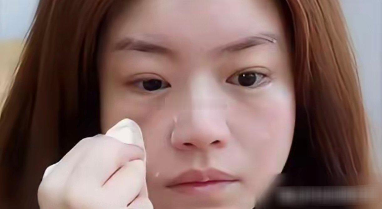 《我家那闺女》里有个画面，看得我倒吸凉气。儿子在旁边大口吃饭，陈妍希却一口菜不
