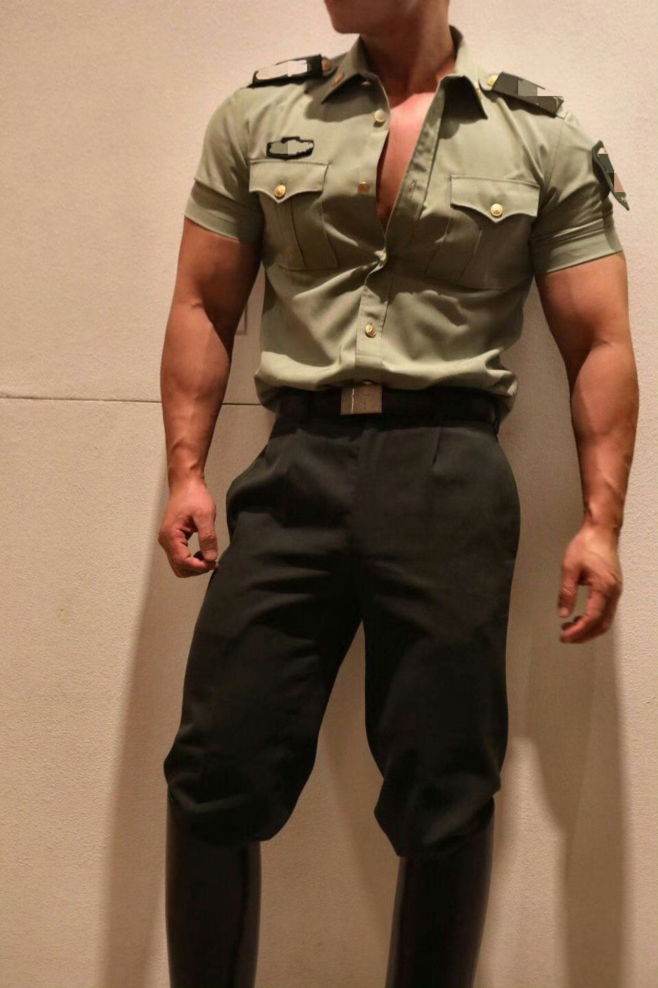 制服下的肌肉性张力爆棚肌肉胸肌腹肌肌肉男神软软